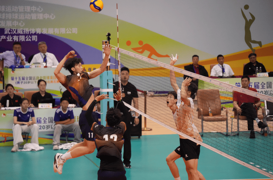 精诚团结！排球决赛选手团队合作，我国选手团结一心夺冠的简单介绍