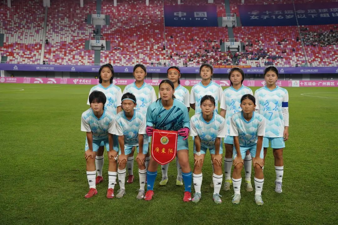 女足队员们用实力打动了球迷们(女足队员们用实力打动了球迷们的心) 女足队员们用实力打动了球迷们(女足队员们用实力打动了球迷们的心)