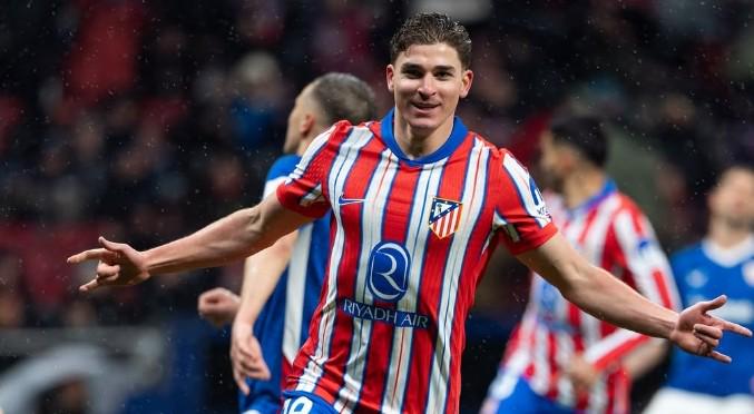 巴西国脚攻入制胜球，球队庆祝取得胜利的简单介绍