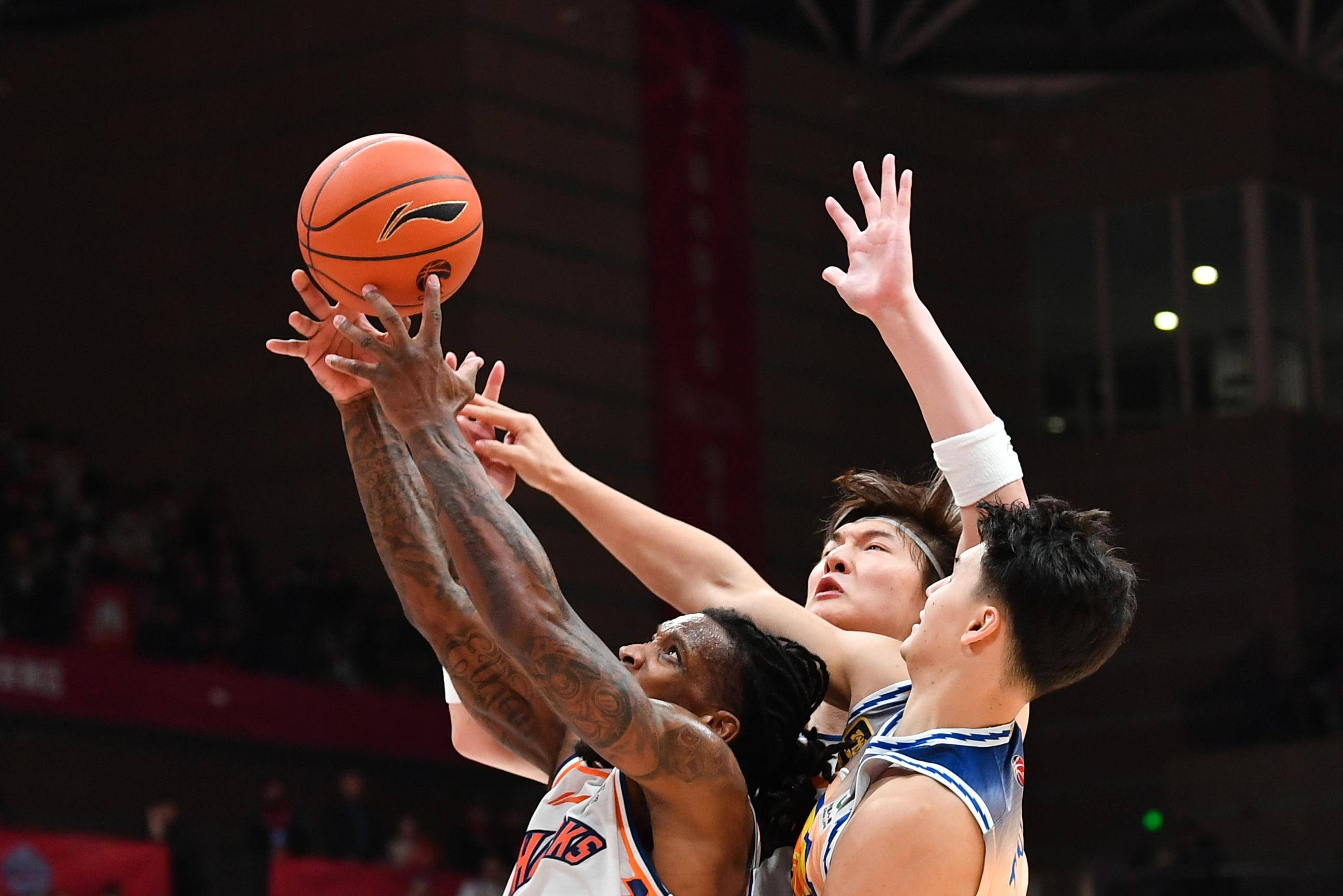 杯赛赛场燃烧，各队拼尽全力争夺胜利