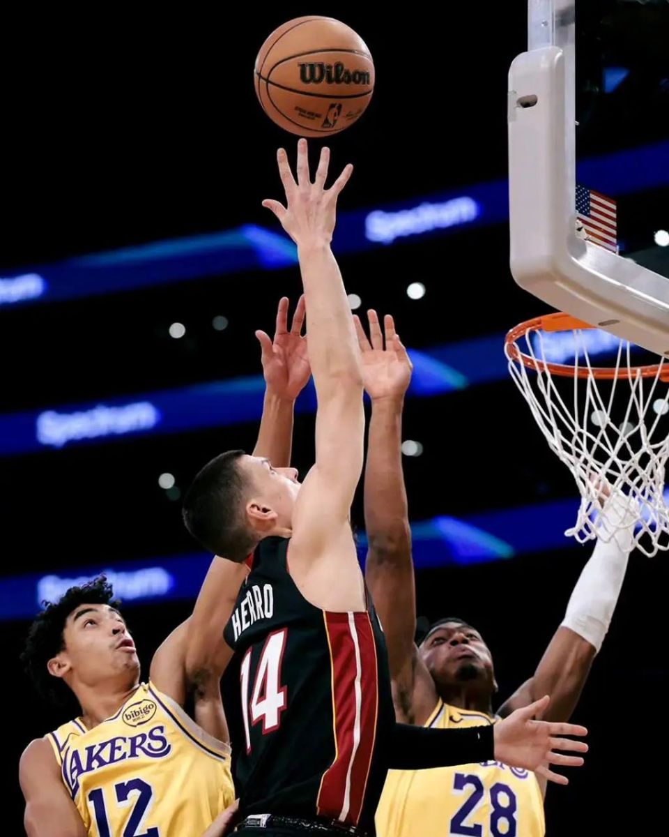 包含球员技术大比拼,球场上火爆场面尽显!的词条 包含球员技术大比拼,球场上火爆场面尽显!的词条