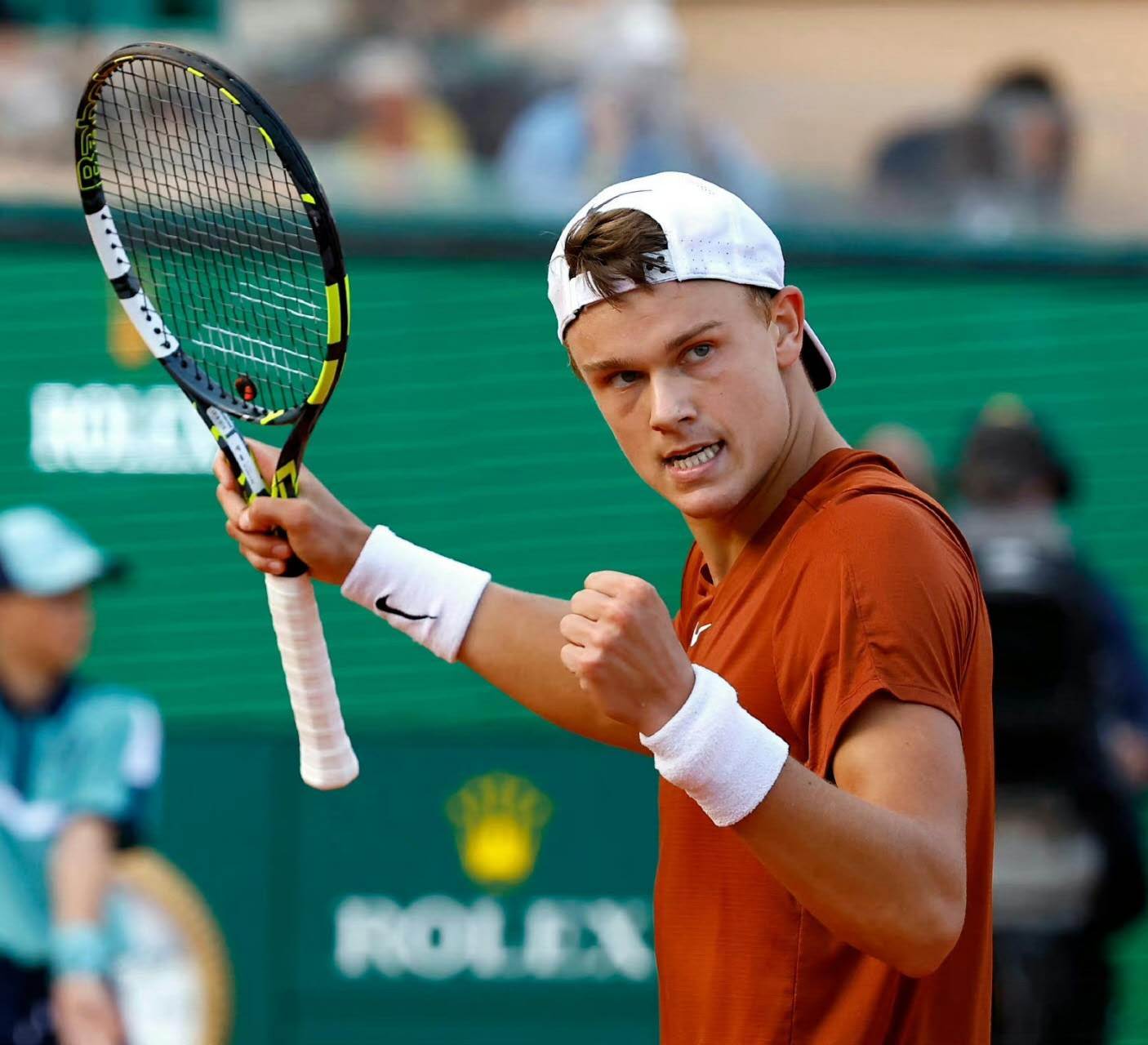 阿尔及利亚球员在国际比赛中取得胜利的简单介绍