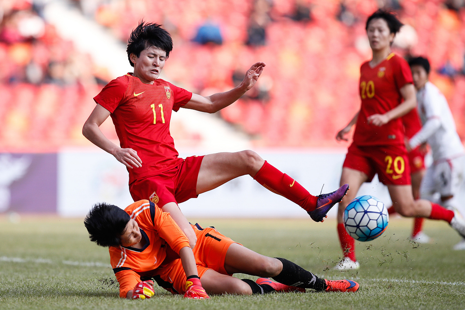 顶尖女足名将在比赛中展现出色表现 顶尖女足名将在比赛中展现出色表现